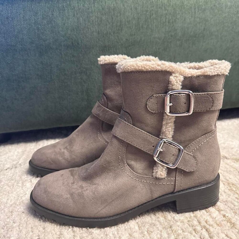 Unisa Women's Grey Faux Fur Lined Boots
